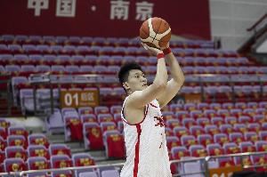 三分稳定！雷蒙4中3&三分2中2贡献12分 另有2篮板1助攻