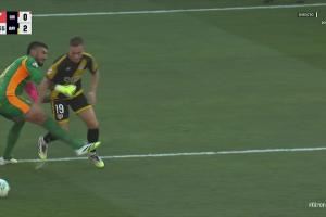 离谱！赫罗纳门将加扎尼加半场两次超级失误，接球失误&送红点