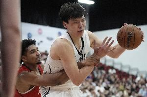 媒体人：下半场能不能上场10分钟 就要看小杨能否把犯规控制住
