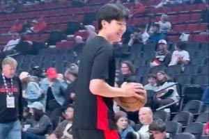 大家都爱他🥰！场边小球迷得到杨瀚森的回应 彻底陷入疯狂！