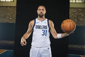 外线手感在线！克莱首节出战7分钟 三分2中2拿到6分