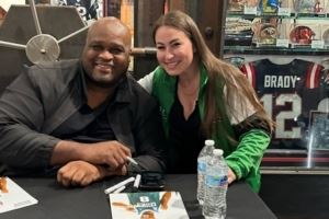 老哥你又胖了！美记晒活动中与绿军名宿安东尼-沃克合影