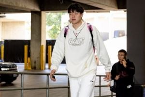 主场与勇士二番战！开拓者入场照：杨瀚森卫衣+运动裤 一身白