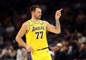 首秀状态不错！东契奇15中7&4记三分拿到25分7板4助