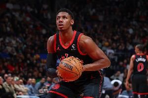 状态不错！巴雷特半场11中5&三分5中2拿到15分2板2助 正负值+15