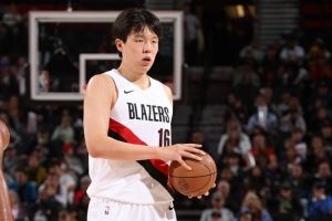 媒体人：相信小杨已有体会 在NBA要先下手为强 别客气自信多用脑