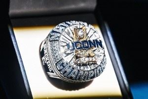 佩奇带队拿下的！康大女篮官方晒上赛季冠军戒指