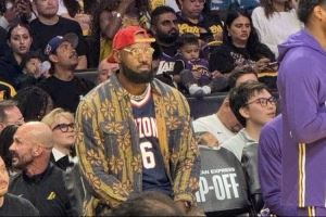 老父亲的骄傲！詹姆斯身穿布莱斯大学6号球衣到场观赛