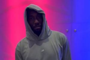 小卡录视频：你好 中国球迷们 目前两胜一负 下一场一定要拿下