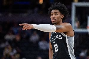 打得很好！哈珀半场8中5拿到12分1板 受伤返回更衣室