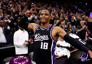 激情!蒙克快攻上篮打停勇士 威少鼓掌怒吼与场边球迷激情庆祝