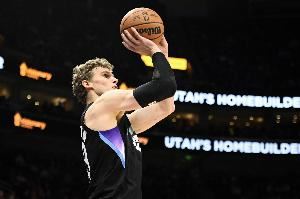 效率太低！马尔卡宁14中4&三分4中0仅拿12分2板2助3断 正负值-28